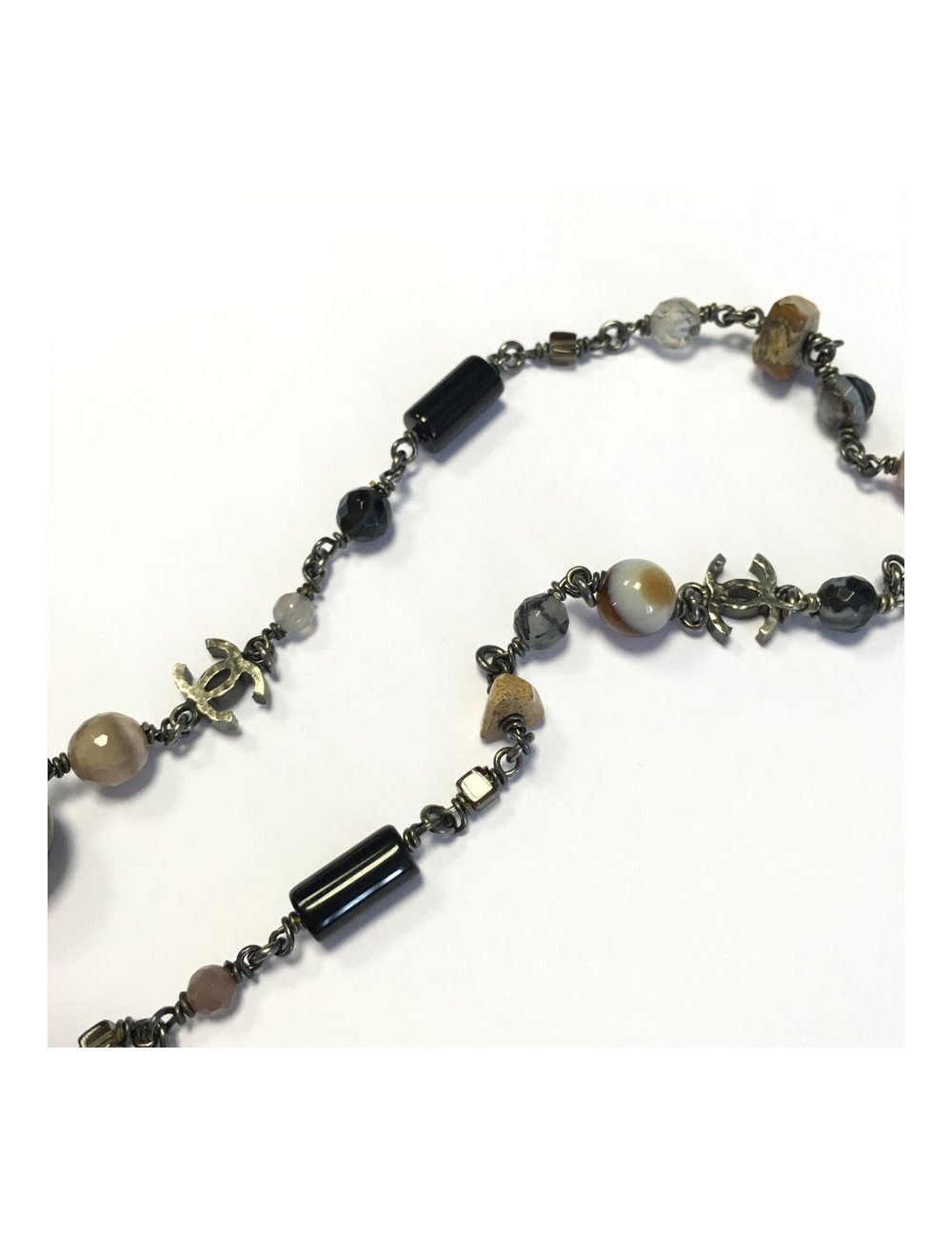 Sautoir CHANEL perles brunes, mauves et noires