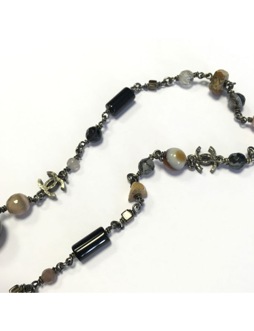 Sautoir CHANEL perles brunes, mauves et noires