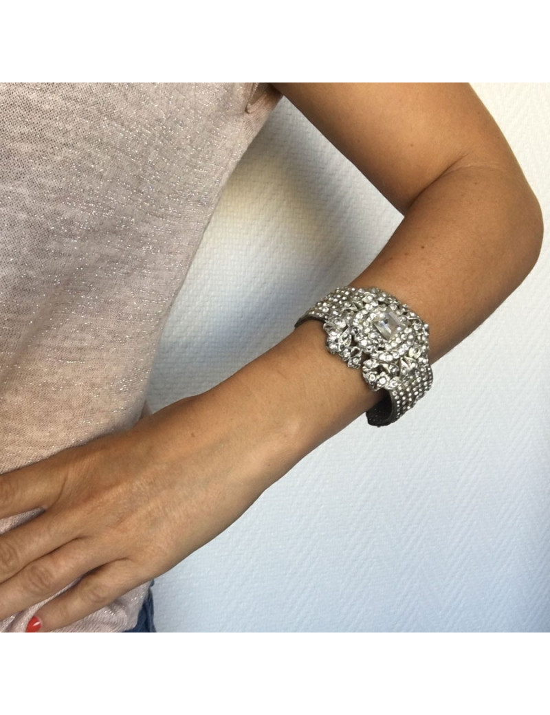 Manchette CHANEL en métal argenté et strass