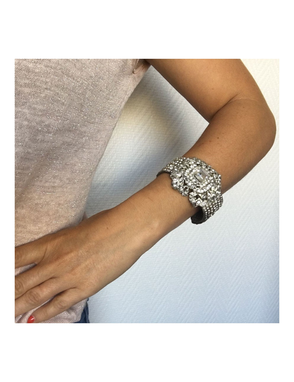 Manchette CHANEL en métal argenté et strass