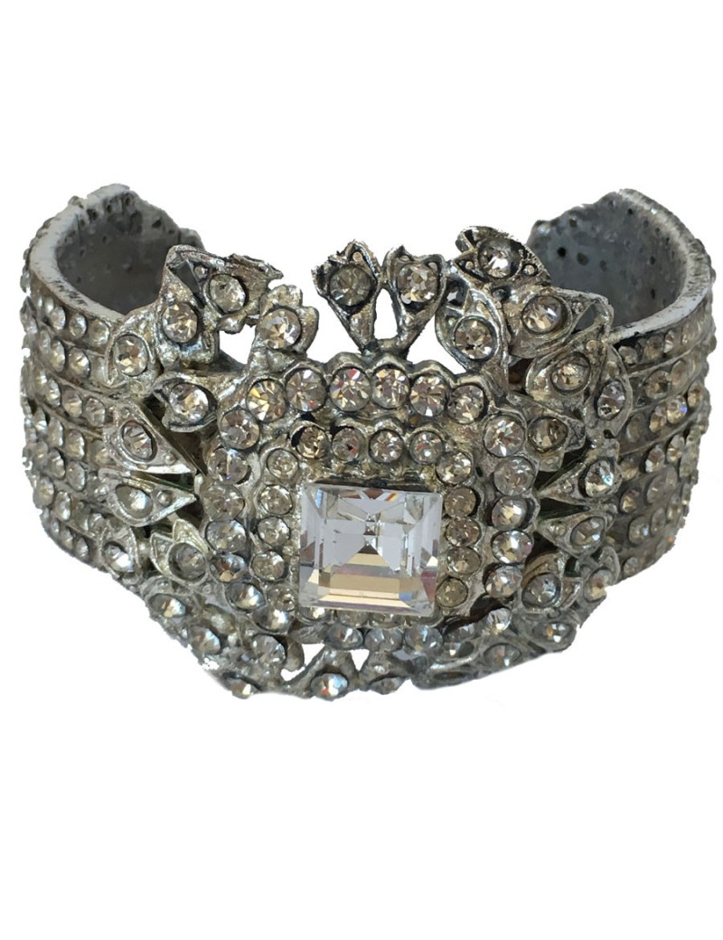 Manchette CHANEL en métal argenté et strass