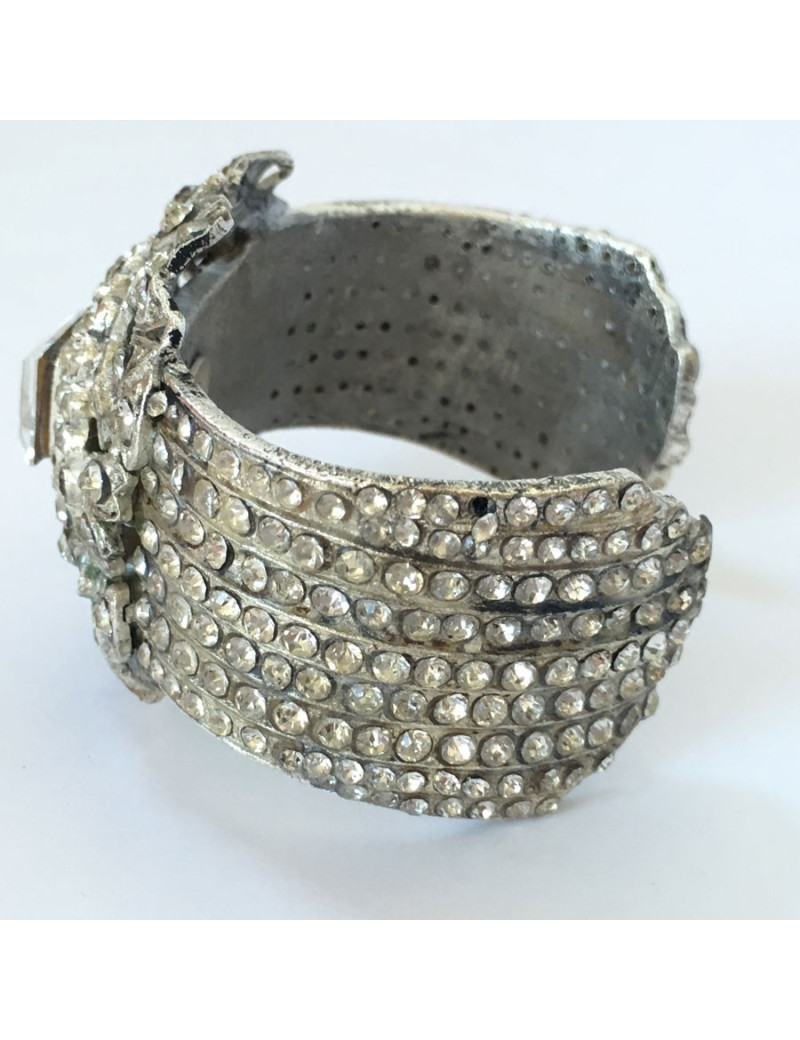 Manchette CHANEL en métal argenté et strass