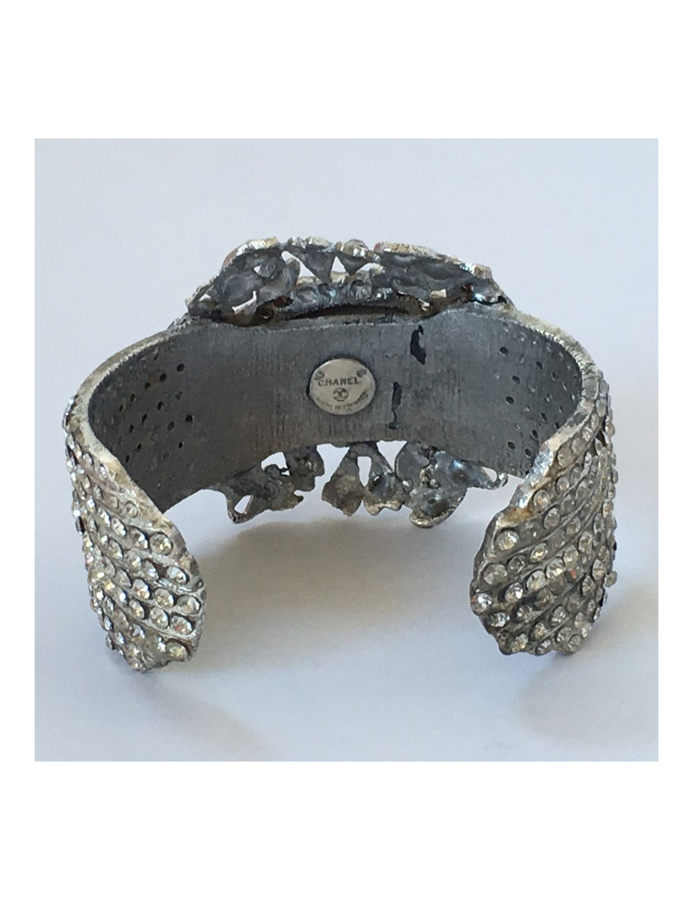 Manchette CHANEL en métal argenté et strass
