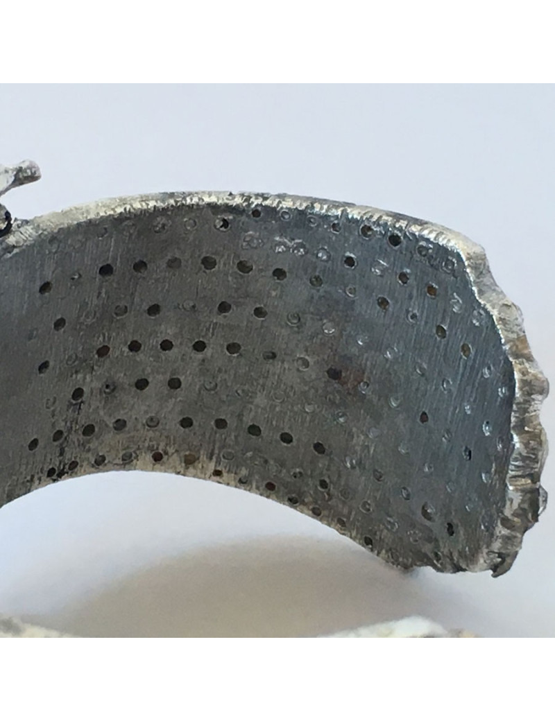 Manchette CHANEL en métal argenté et strass