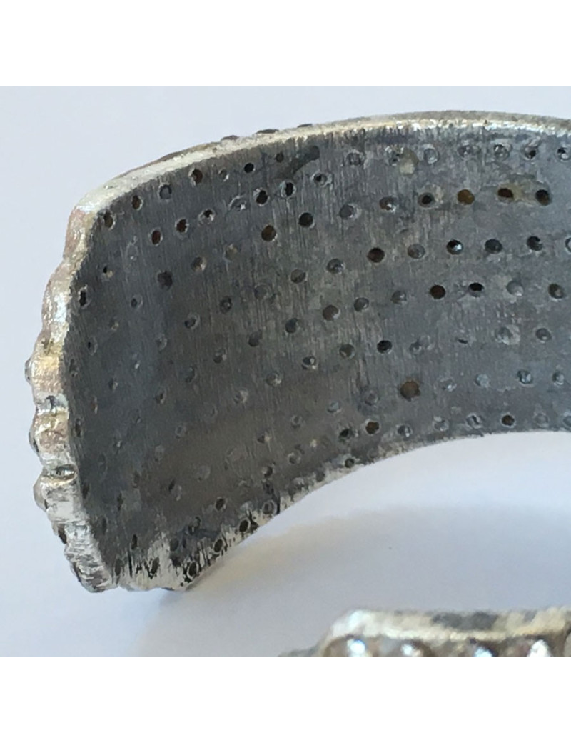 Manchette CHANEL en métal argenté et strass