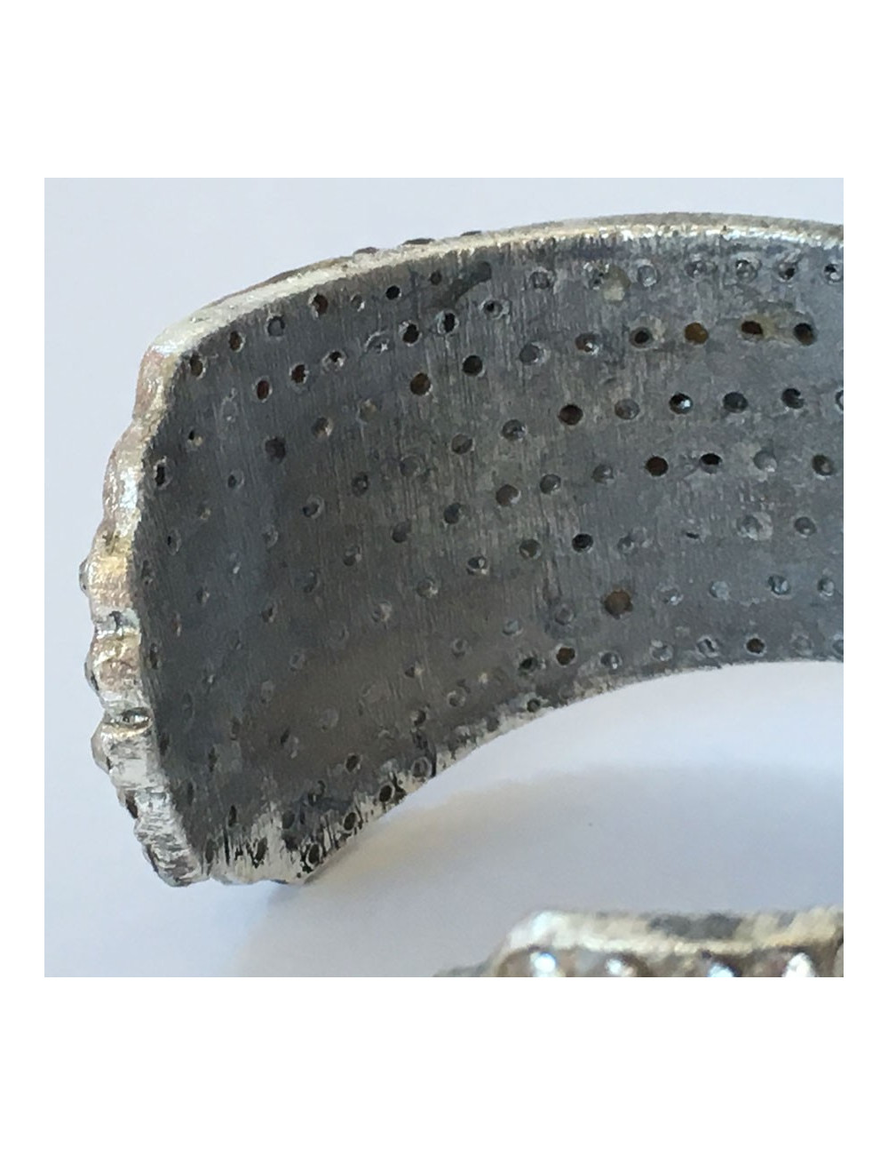 Manchette CHANEL en métal argenté et strass