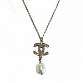 CHANEL necklace in gilded metal, cc and Pearly Pearl