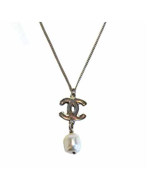 Collier CHANEL en métal doré, cc et perle nacrée