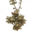 Collier CHANEL en métal doré et pendentif fleur