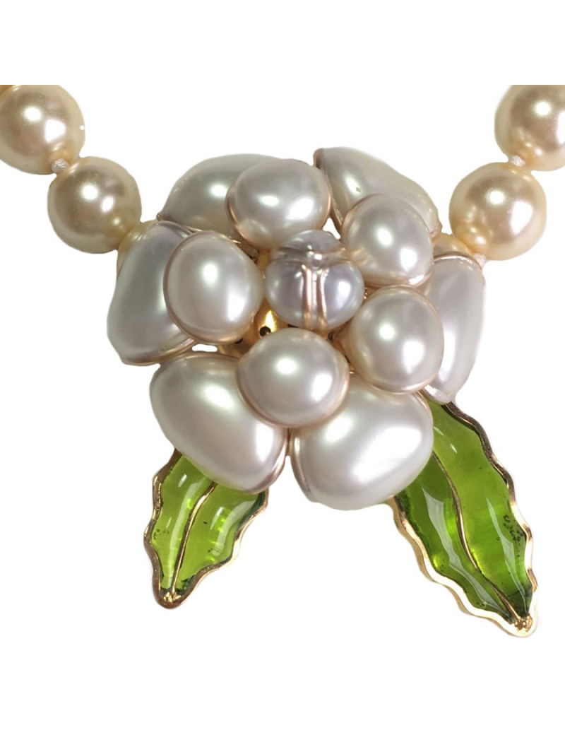 Collier camélia MARGUERITE de VALOIS en perles nacrées et feuilles vertes