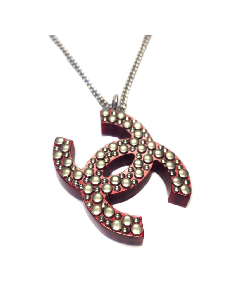 Collier CHANEL pendentif CC rouge en plexi clouté