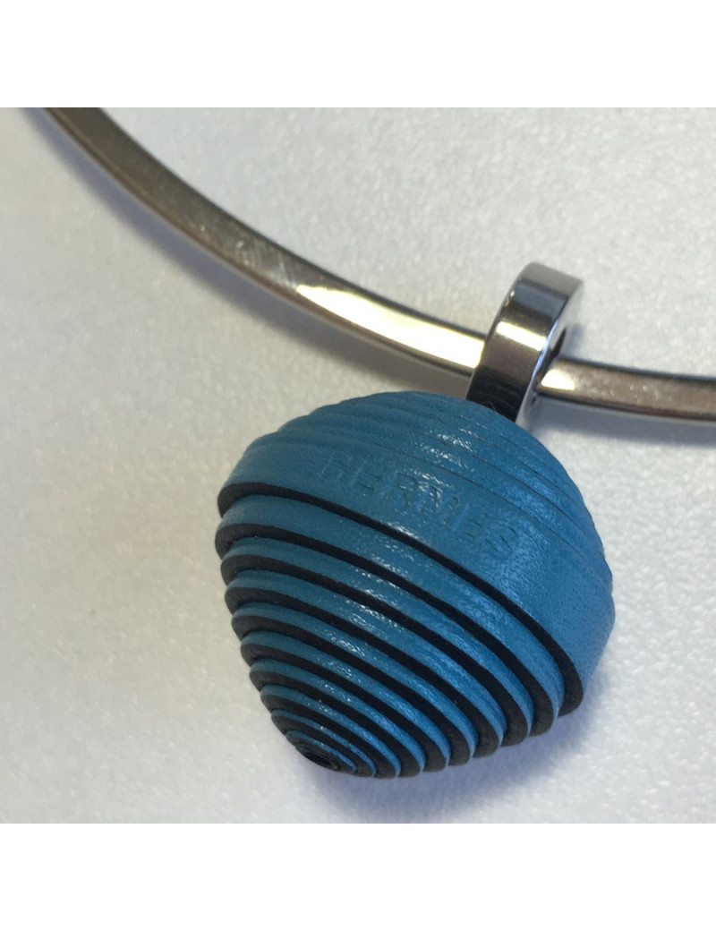 Collier HERMES modèle jojoba en acier et cuir bleu