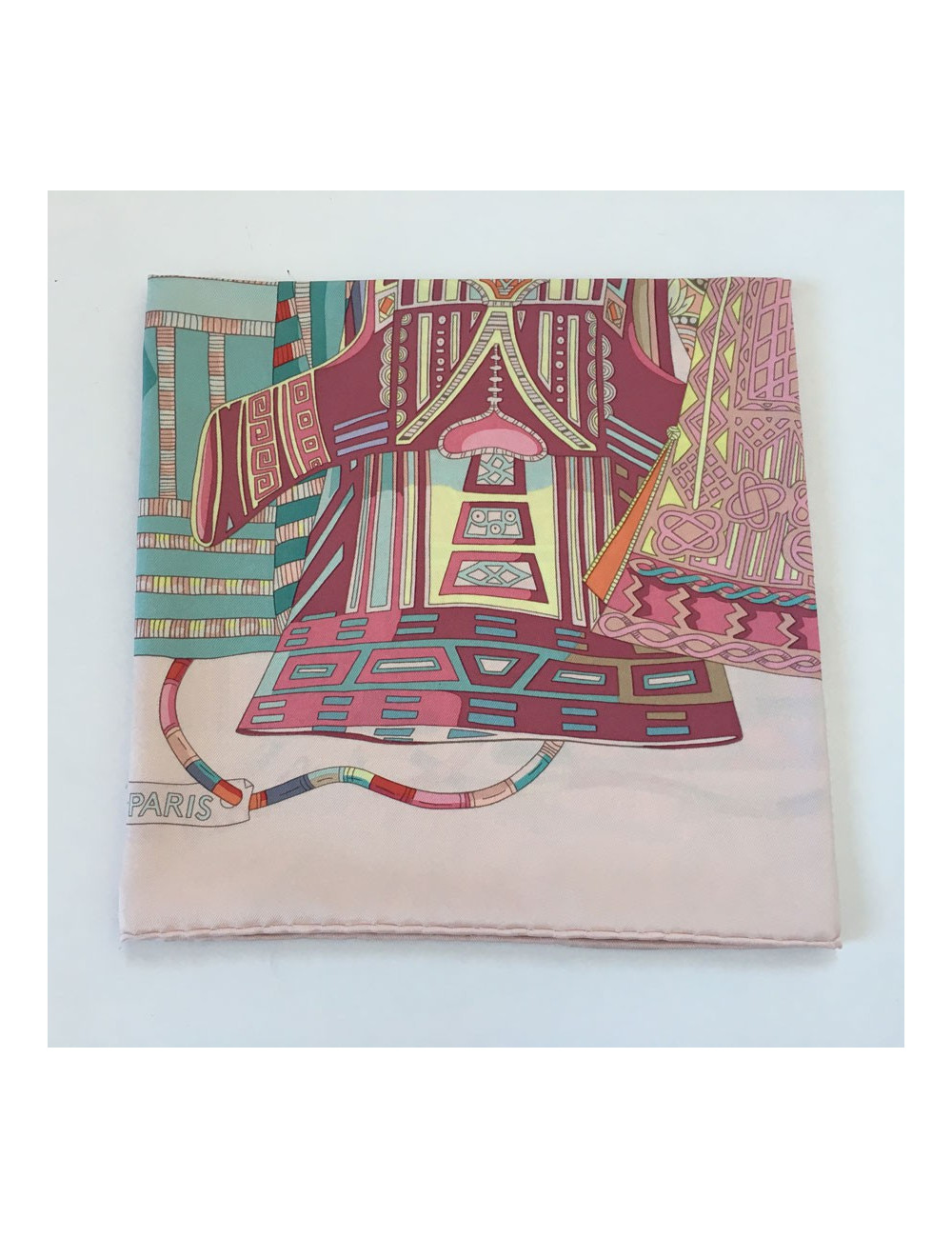Carré HERMES "Voyage en étoffes" en soie rose