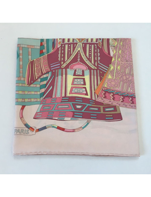 Carré HERMES "Voyage en étoffes" en soie rose