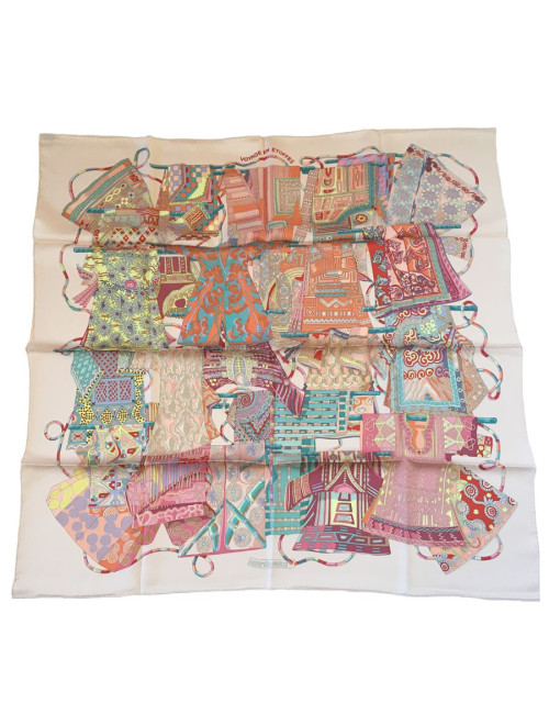 Carré HERMES "Voyage en étoffes" en soie rose