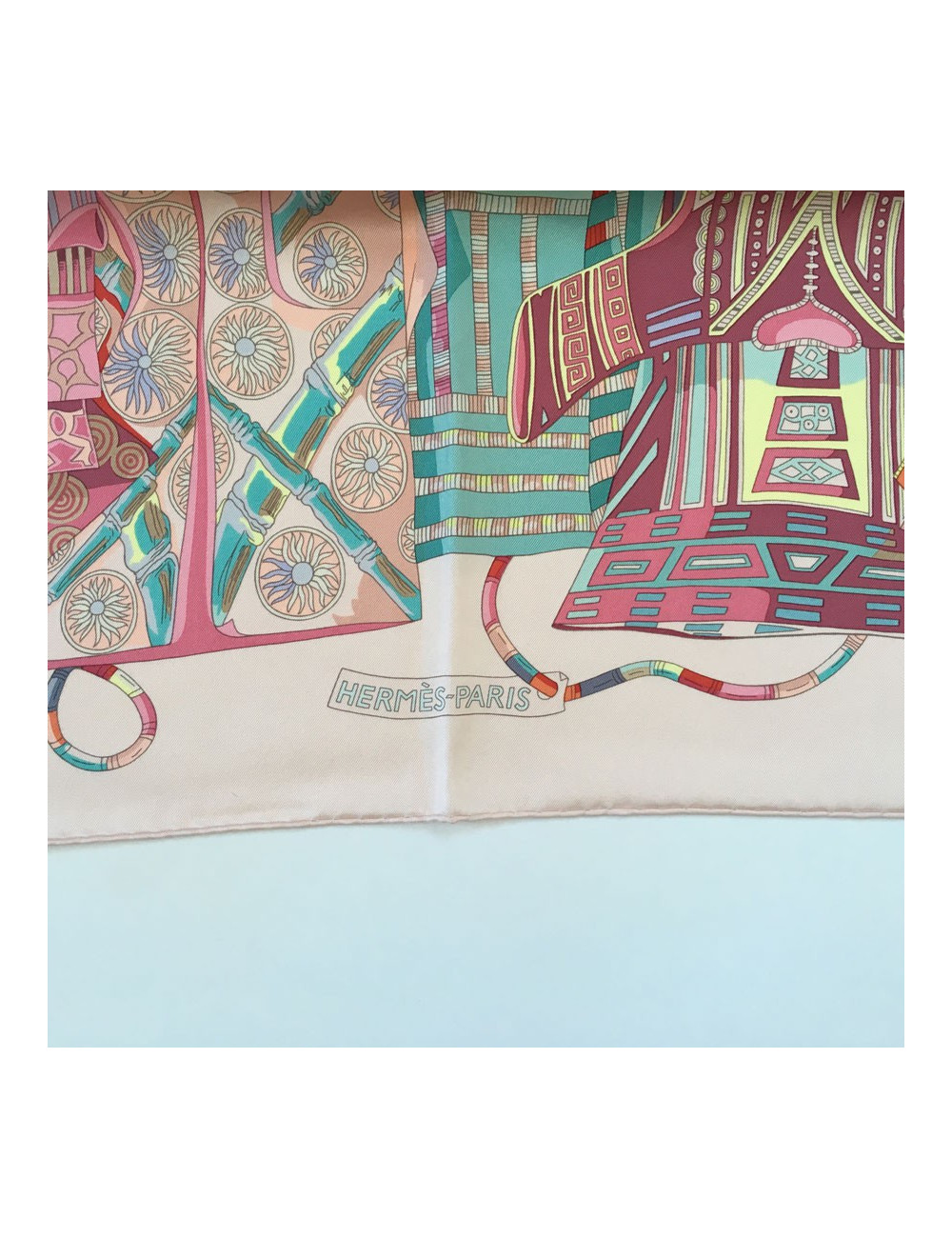 Carré HERMES "Voyage en étoffes" en soie rose