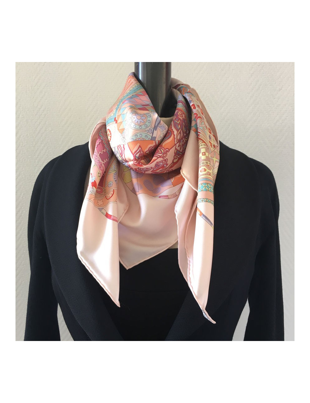 Carré HERMES "Voyage en étoffes" en soie rose