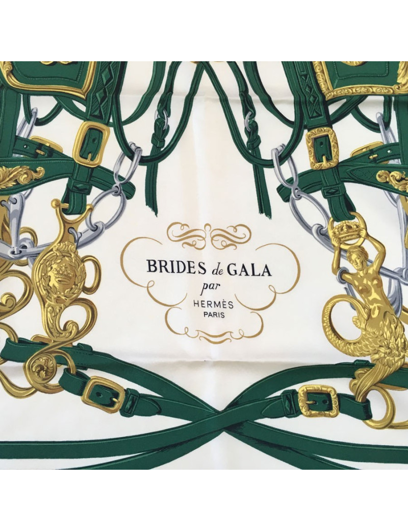Carré HERMES "Brides de gala" en soie ivoire à bordure verte