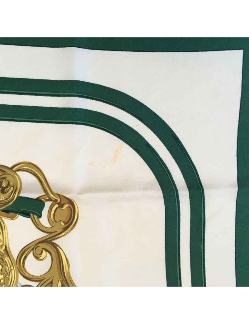 Carré HERMES "Brides de gala" en soie ivoire à bordure verte