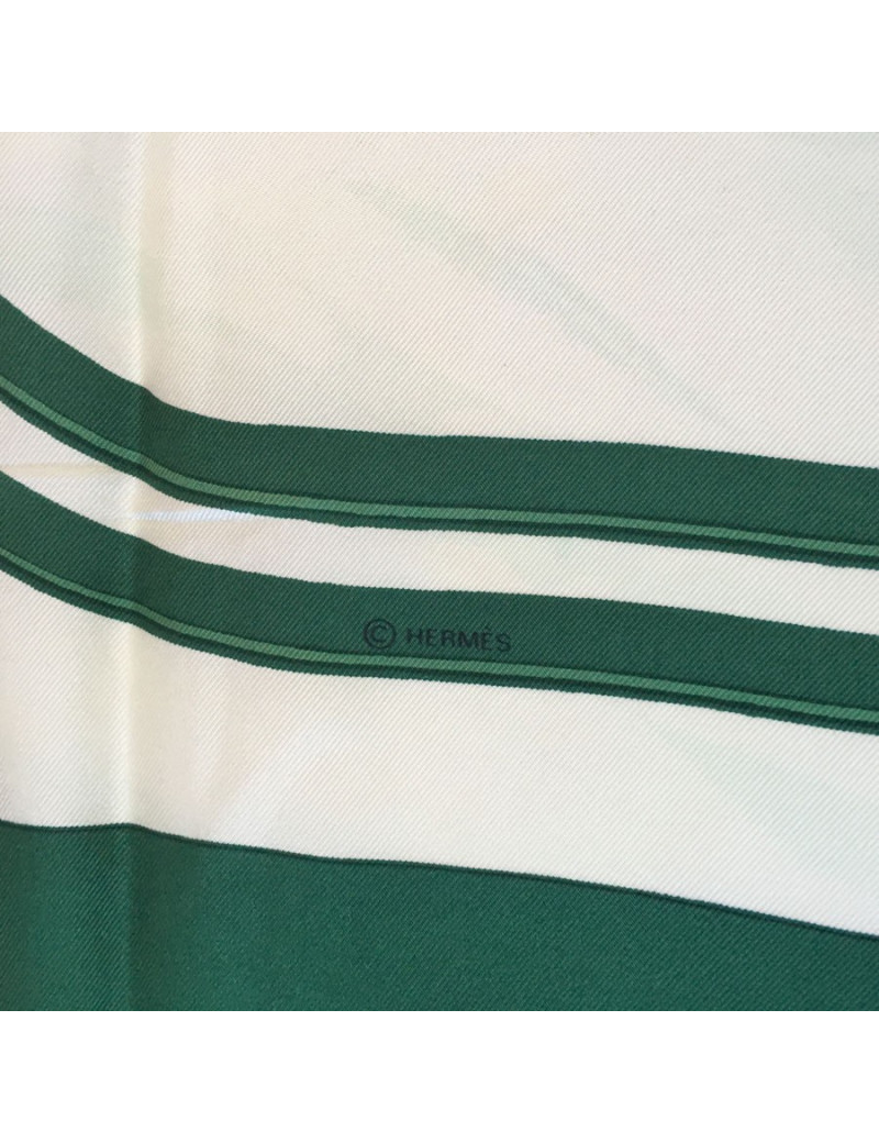 Carré HERMES "Brides de gala" en soie ivoire à bordure verte