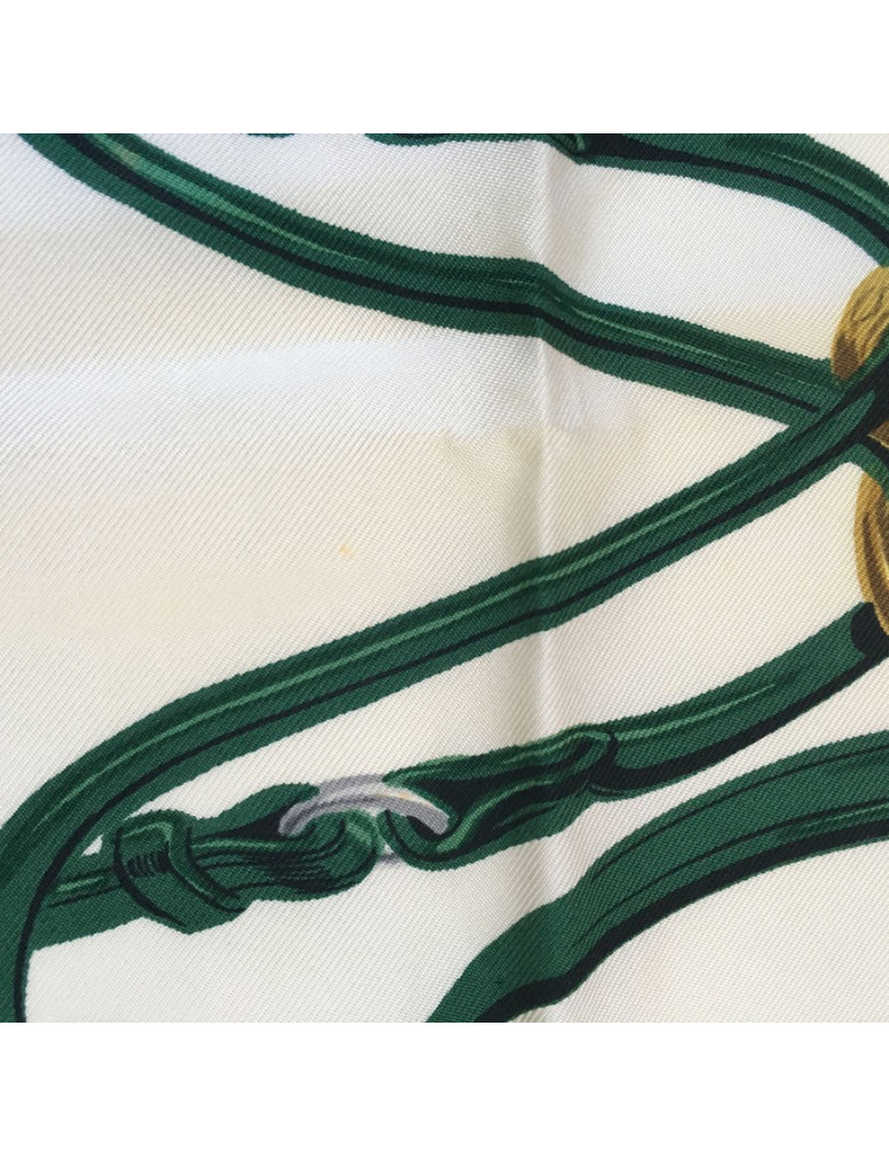 Carré HERMES "Brides de gala" en soie ivoire à bordure verte