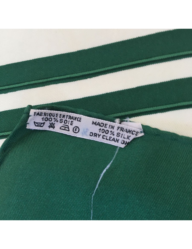 Carré HERMES "Brides de gala" en soie ivoire à bordure verte