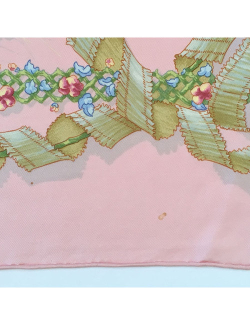 Carré HERMES "Le Sacre du Printemps" en soie rose