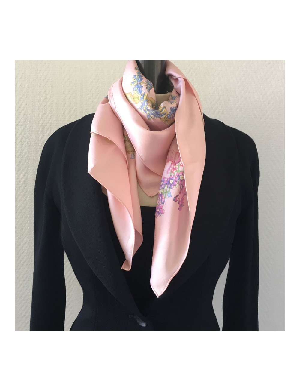 Carré HERMES "Le Sacre du Printemps" en soie rose