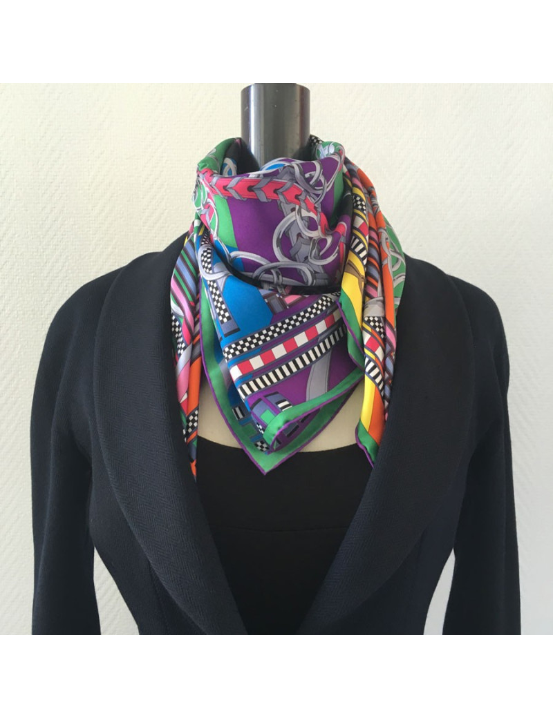 Carré HERMES ""Brides et gris-gris" en soie noir, orange et jaune vif