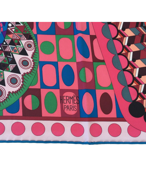 Carré HERMES "Les ailes de la soie" en soie rose