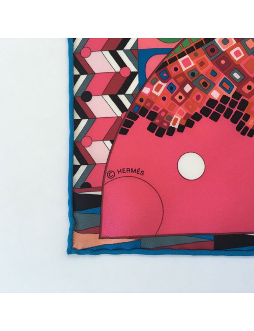 Carré HERMES "Les ailes de la soie" en soie rose