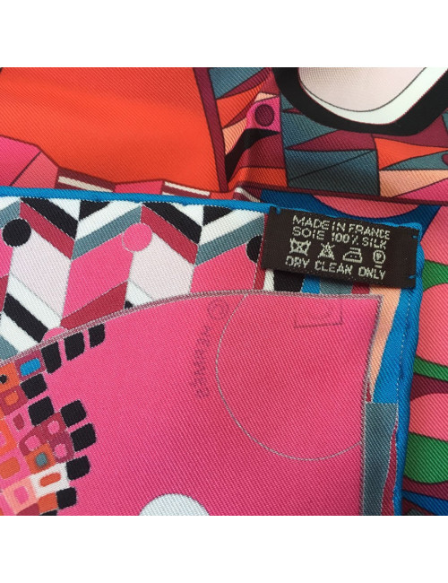 Carré HERMES "Les ailes de la soie" en soie rose