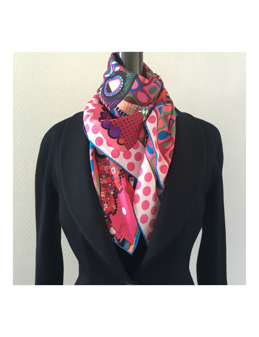 Carré HERMES "Les ailes de la soie" en soie rose