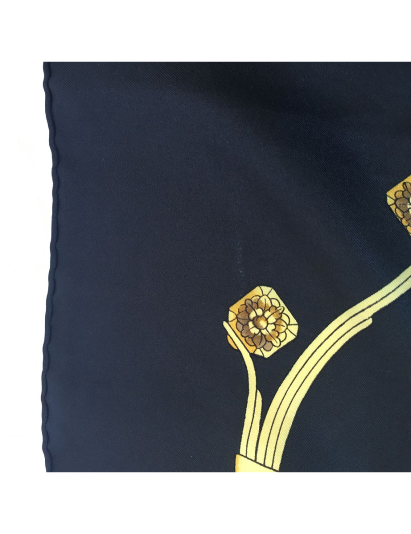 Carré HERMES "Springs" en soie noire et or