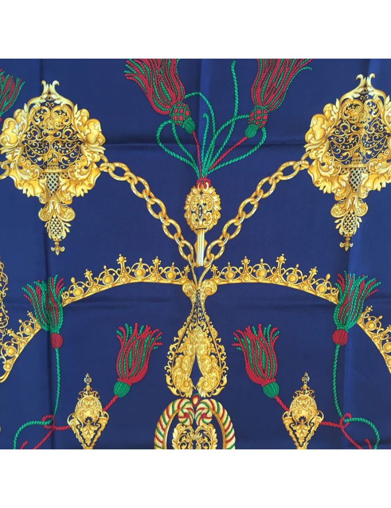 Carré CELINE en soie bleu, or et rouge