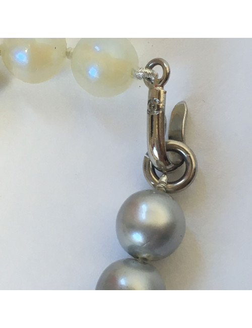 Sautoir CHANEL perles nacrées grises, mauve et beige