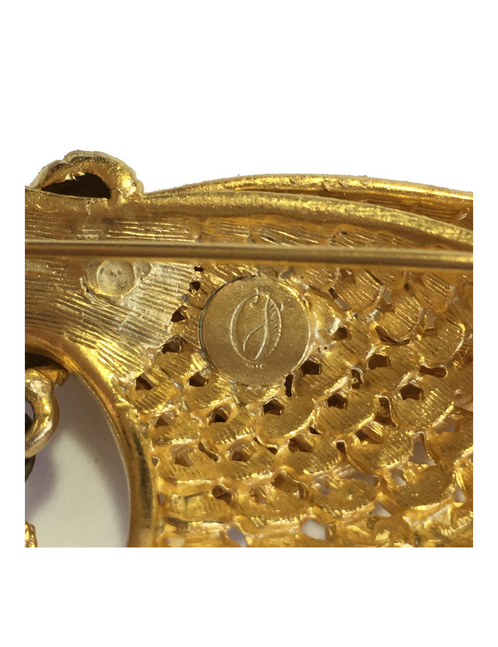 Broche noeud dorée et perle nacrée autre marque