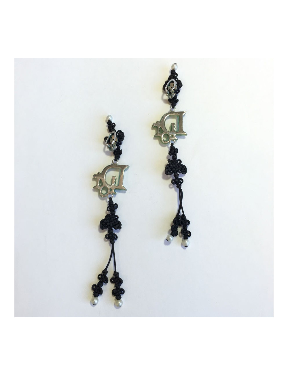 Collector DIOR clip-on earrings in fine black cord and DIOR in silver plated metal and green resin