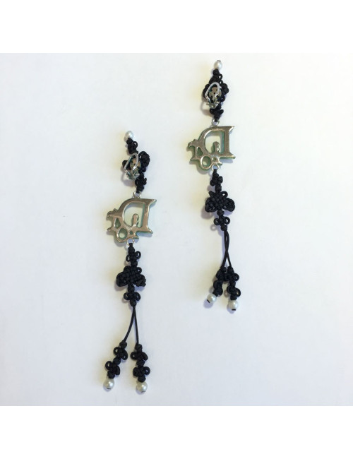 Collector DIOR clip-on earrings in fine black cord and DIOR in silver plated metal and green resin