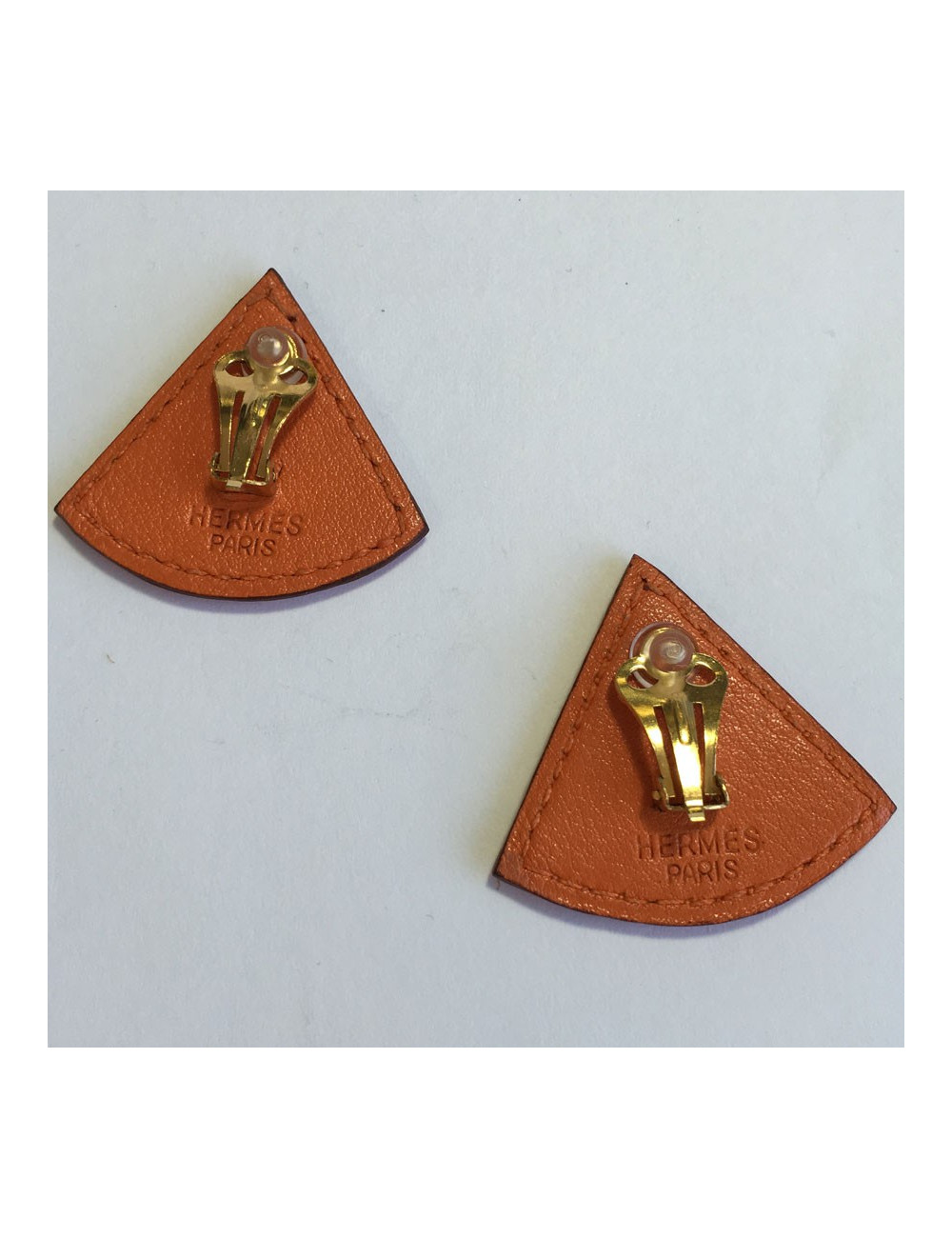 Boucles d'oreille clips HERMES en cuir orange