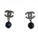 Nails CHANEL CC earrings and faceted Black Pearl