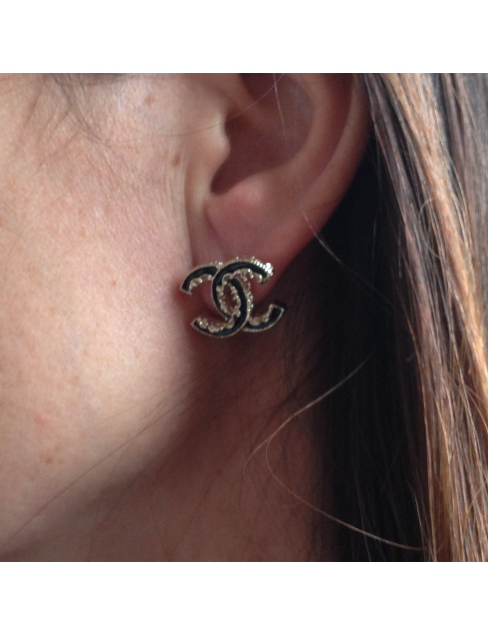 Clous d'oreilles CHANEL CC émail noir et métal or pâle