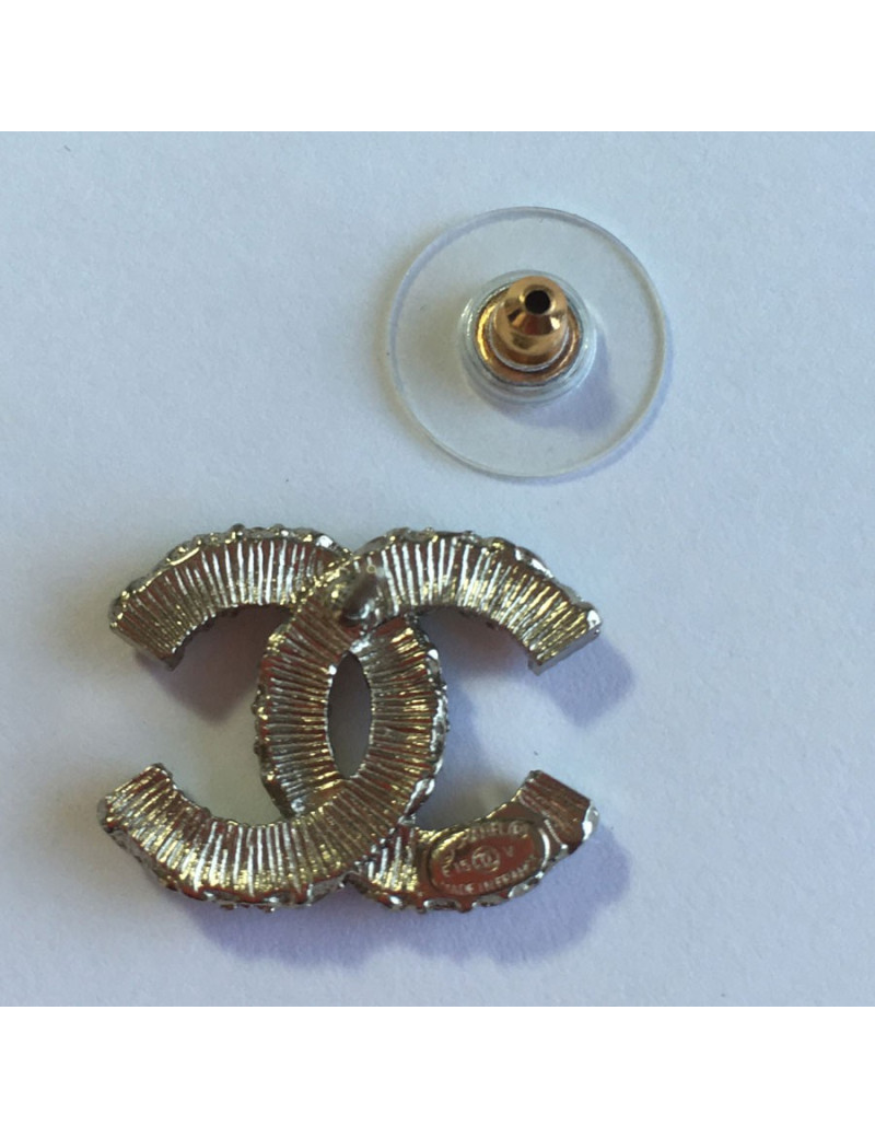 Clous d'oreilles CHANEL CC émail noir et métal or pâle
