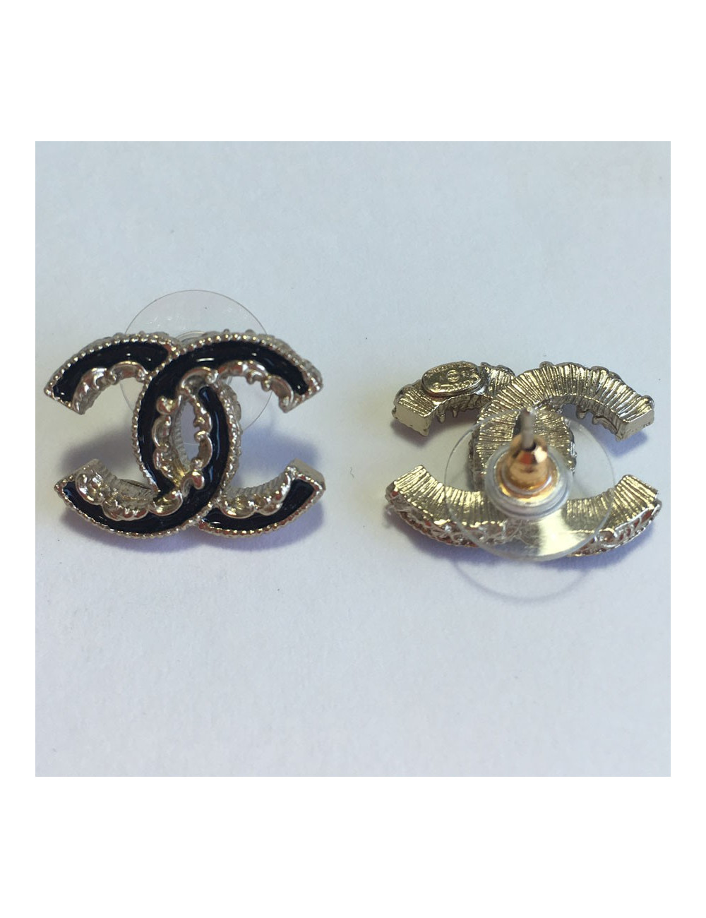 Earrings CHANEL CC black enamel nails and metal serrated pale gold