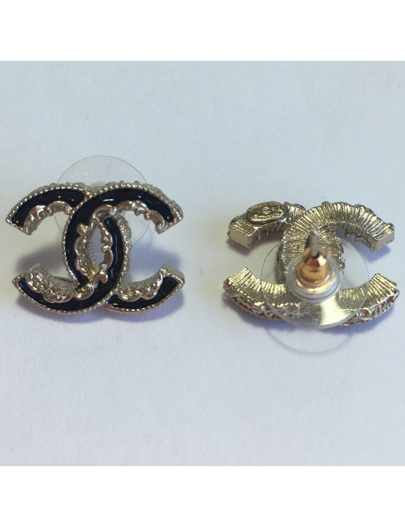 Clous d'oreilles CHANEL CC émail noir et métal or pâle