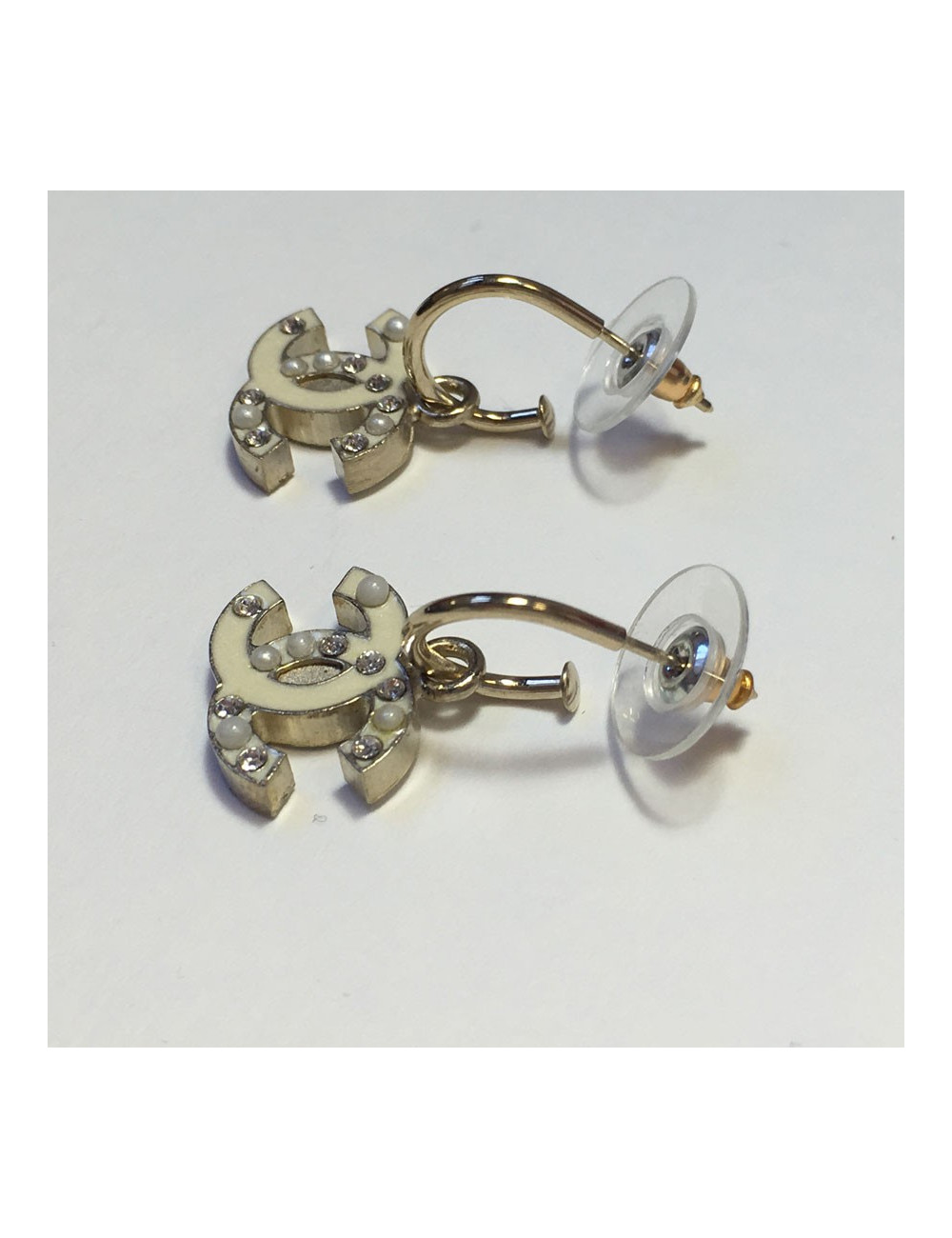 Clous d'oreilles CC émaillé blanc CHANEL