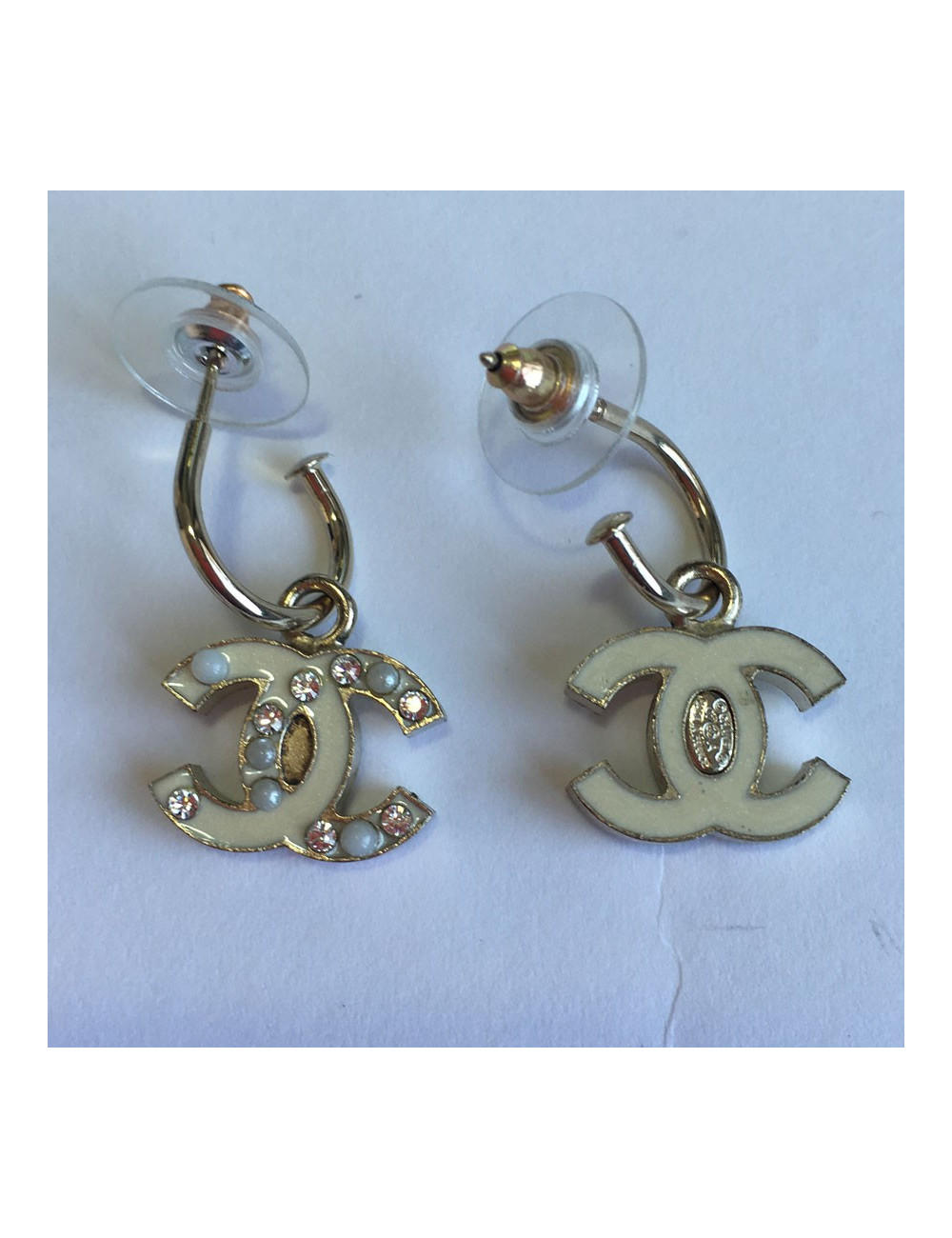 Clous d'oreilles CC émaillé blanc CHANEL