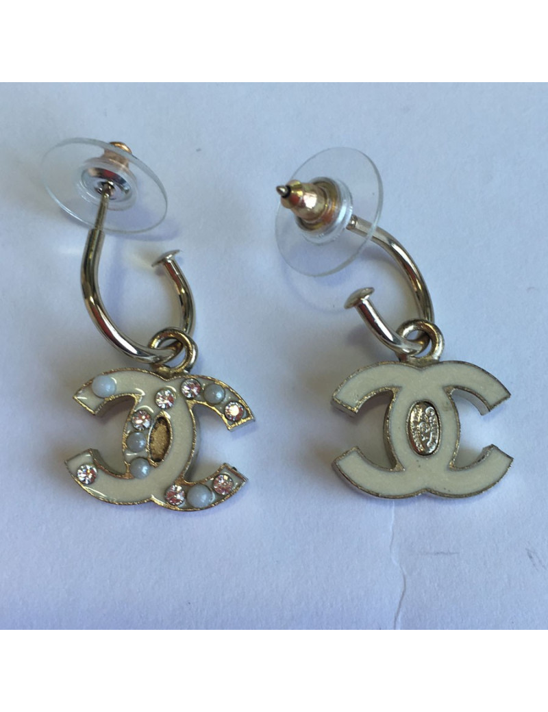 Clous d'oreilles CC émaillé blanc CHANEL
