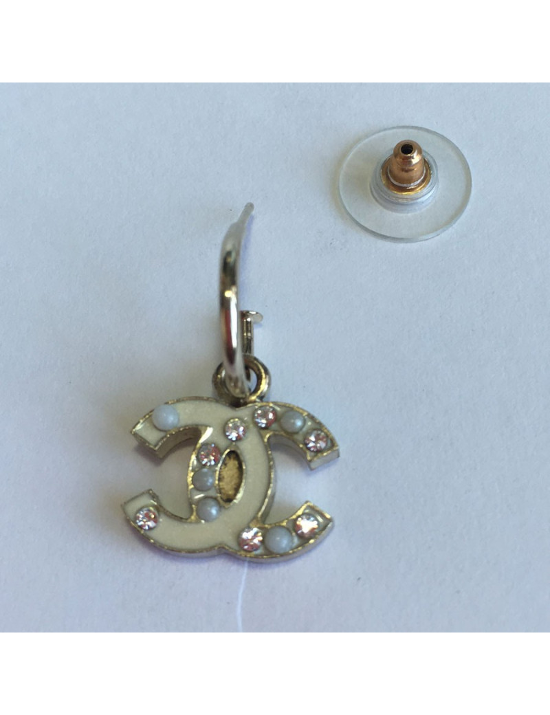 Clous d'oreilles CC émaillé blanc CHANEL