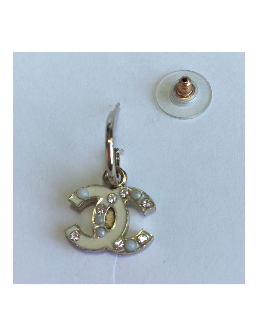 Clous d'oreilles CC émaillé blanc CHANEL